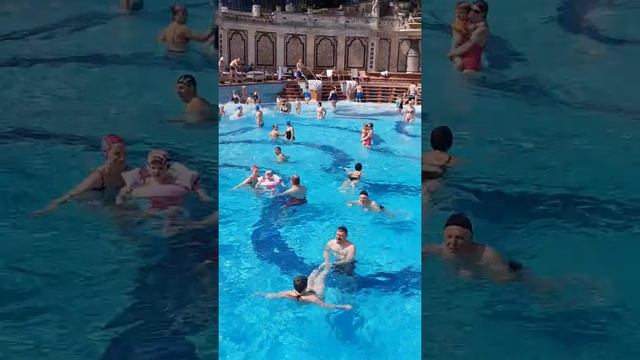 Gellert / exterior bath / wave pool - Budapest 2018