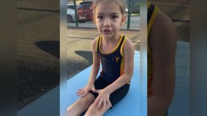 Ева занимается гимнастикой на каникулах . Гимнастика для детей