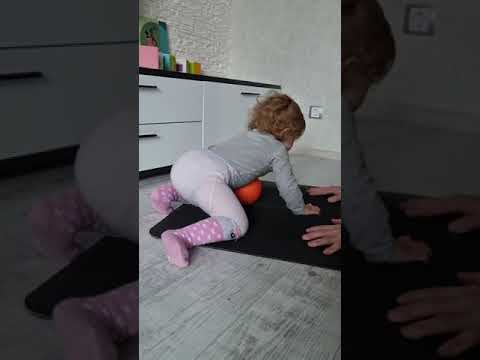 Дочь уже претендует на коврик для йоги