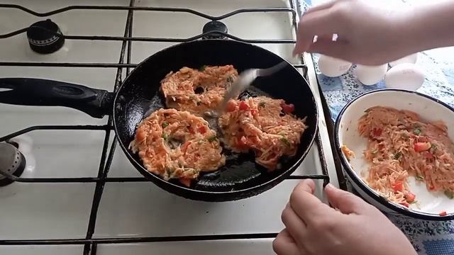Вкуснейший завтрак или ужин из яиц, овощей и фарша. A delicious breakfast or dinner , recipe. смотреть онлайн
