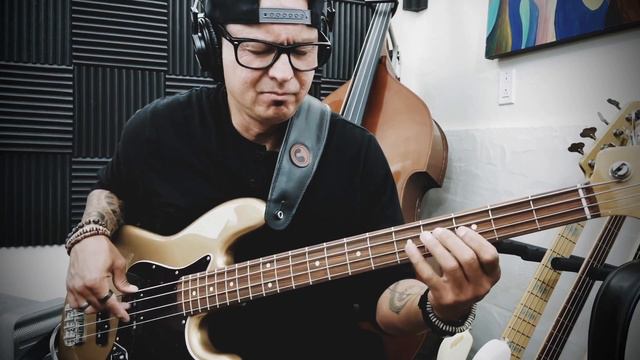 Ahh. New strings.. @DRHandmadeStringsOfficial @fender @TsunamiCables @nobleamps @OriginEffectsUK смотреть онлайн