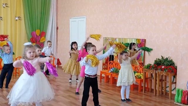 Старшая группа "Сказка" Танец "Мама Миа"