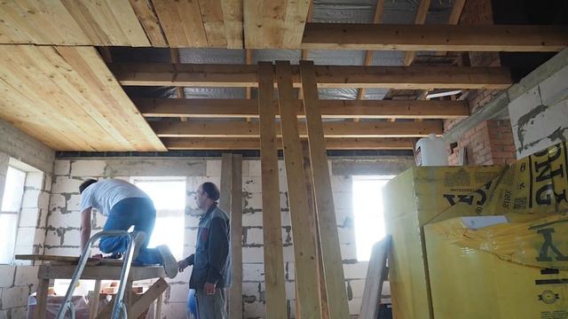 ЧЕРНОВОЙ ПОТОЛОК ХОЛОДНОГО ЧЕРДАКА В ДОМЕ ИЗ ГАЗОБЛОКОВ