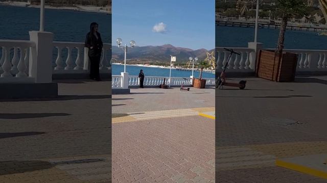 Обзор Кабардинки , осень 2023, люди купаются, теплое море , пляжи , лежаки, горы, яхты , релакс Топ смотреть онлайн