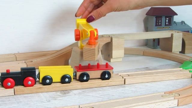 Собираем деревянную железную дорогу и паровозы. Игрушки для детей