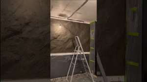 Искусственная скала в спальне