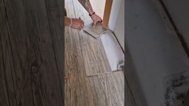 Maße aufnehmen mit einem Cuttermesser und einem Stift ✏️ #architecturedesign  #laminateflooring смотреть онлайн