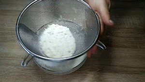 Закусочные сырные маффины на кефире с сосиской и зеленью.