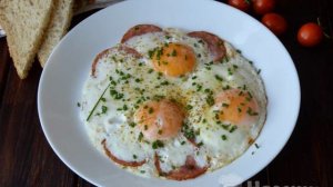 Вкусная яичница с колбасой на сковороде