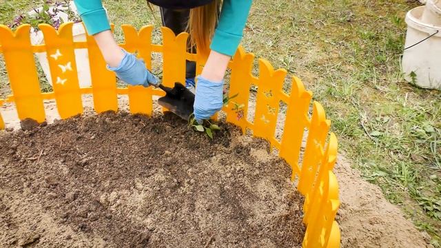 ДЕЛАЕМ КЛУМБУ для цветов СВОИМИ РУКАМИ, на даче смотреть онлайн