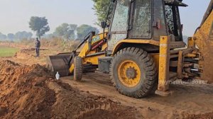 Jcb 3dx Backhoe Loader Loading Mud in Massey 1035, Eicher 380 Tractors।  Jcb Tractor Video।  Jcb