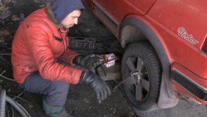 Ручник зимой это проблема! Гольф 2 Меняем задние колодки и подшипник ступици, видео 1