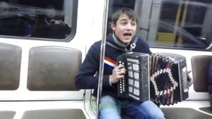 круто спел в метро