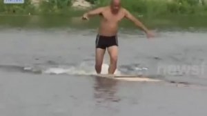 Монах из Шаолиня бежит по воде на глазах у всех 125 метров!