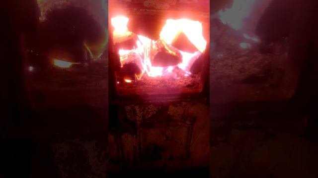 Трещит старая затопленная печь