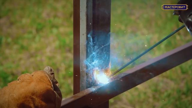 Забор из евроштакетника. Монтаж распашных ворот на винтовые сваи. смотреть онлайн