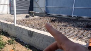 Въезд во двор частного дома с системой водоотвода для мойки машины