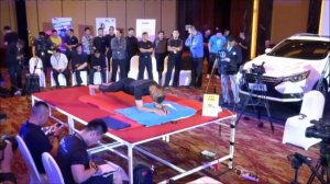 Китай. Полицейский побил мировой рекорд стойки на локтях (14.05.2016 г.)