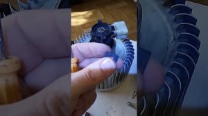 Замена щëток двигателя вентилятора салона Рено Кангу-2.