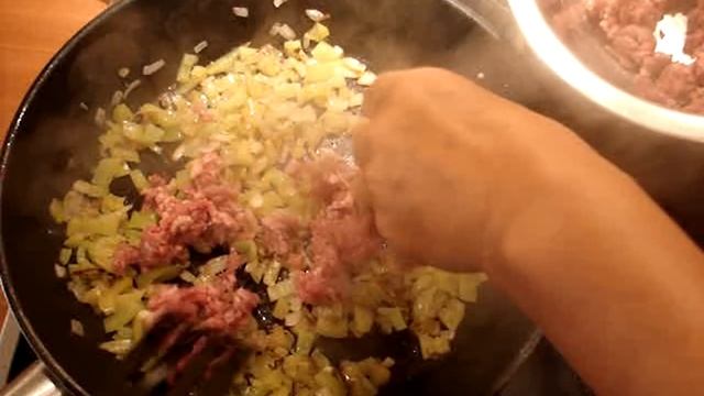 Кабачки, фаршированные мясом, перцем и помидорами, запеченные в духовке с сыром/Kabakli sandal sefa смотреть онлайн