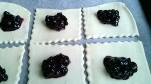 Слойки с черникой