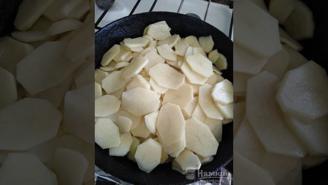 Жареная картошка с чесноком и укропом