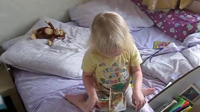 Ксюша читает "идет коза рогатая" смотреть онлайн