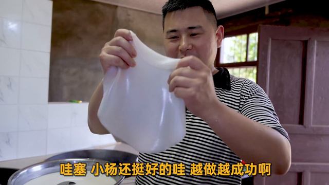 【超小厨】丈母娘拌5斤凉皮，面皮透亮筋道，2斤干锅卤味配上辣椒油，老香了！ смотреть онлайн