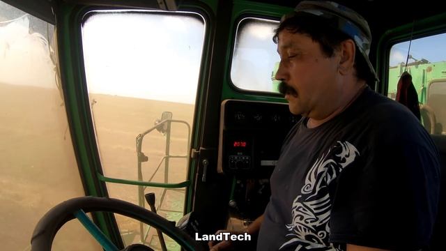 Сразу 4 комбайна ДОН-1500Б работают на подборе валков пшеницы! Т-150К вывозит зерно с поля! смотреть онлайн