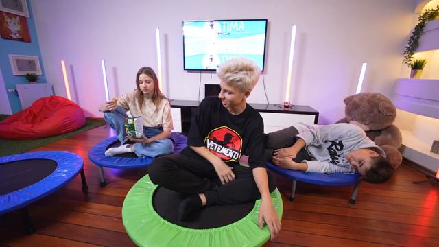 КТО ПОСЛЕДНИЙ ПОКИНЕТ БАТУТ - ПОЛУЧИТ 100$ | TIMA челлендж смотреть онлайн