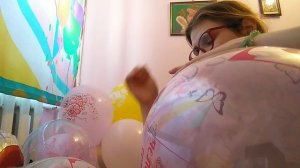 Красивая девушка надувает красивый шарик