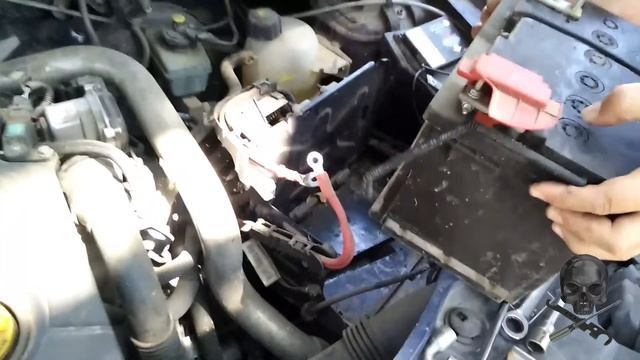 come cambiare la batteria originale su Dacia Duster смотреть онлайн