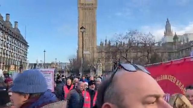 Тысячи сотрудников почты бастуют у парламента в Лондоне