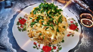 Салат с курицей и кукурузой! Очень вкусно...
