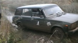 четверка на цепях в грязи