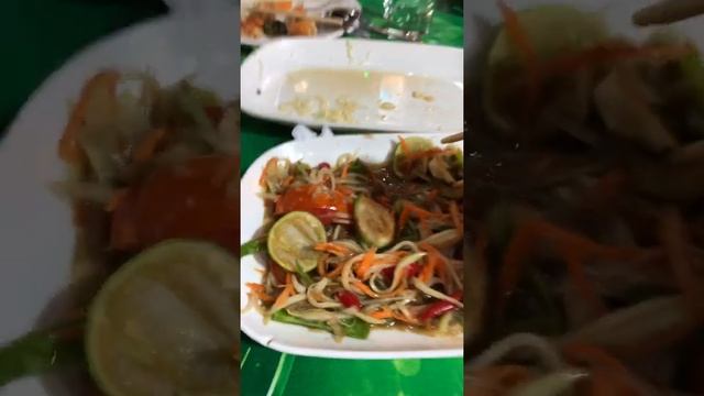 Тайский салат смотрит на меня смотреть онлайн