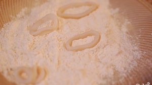 Кальмары, жаренные в сухарях