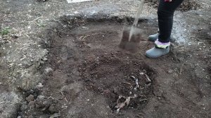 Вдоль береговой линии очищаем наш участок от мусора. Жизнь после переезда.