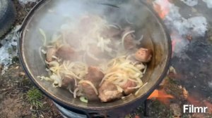 Шурпа в казане на костре