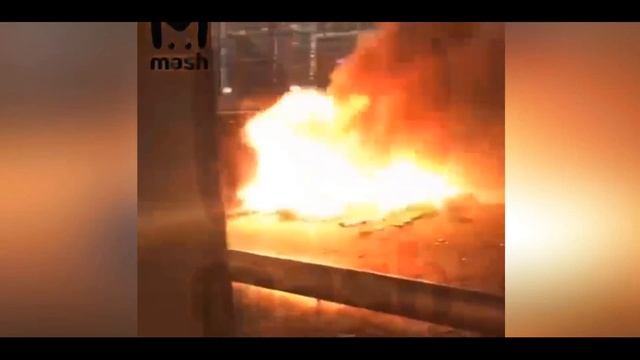 Наследник бывшего нардепа богача на Tesla на огромной скорости врезался в мачту. Авто загорелось смотреть онлайн
