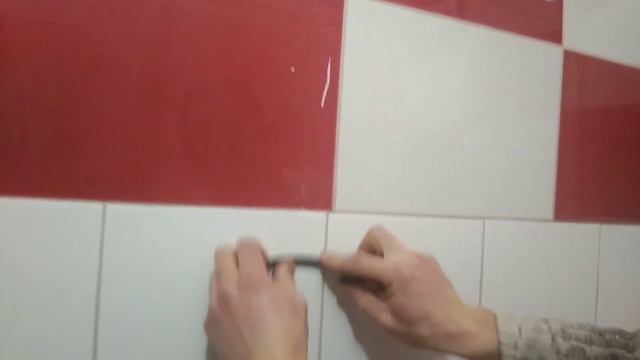 Как убрать СИЛИКОН (герметик) с кафеля ОДНИМ ДВИЖЕНИЕМ, или снятие ГЕРМЕТИК с кафеля ЛЕГКО. смотреть онлайн