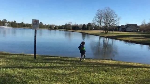 Гуляем в парке катаемся на качелях  At the park having so much fun