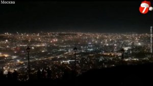 Панорамный вид новогоднего салюта в Москве.