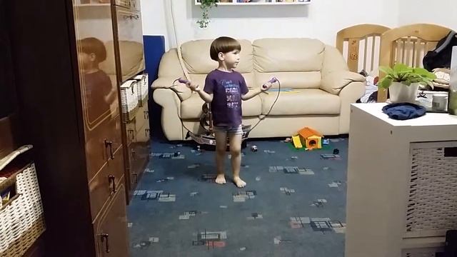 Ребенок 4 года, прыжки на скакалке смотреть онлайн