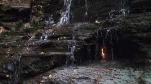 Вечный огонь под  водопадом, Нью-Йорк (США)