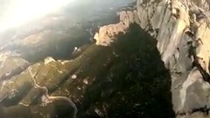 Экстремал парашютист промчался в костюме белки летяги сквозь «щель Бэтмена» 250 кмч