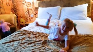 Пол это лава the floor is lava Эльвира и братик НА ПЛОЩАДКЕ Играют в Игры для малышей Сборник