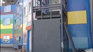 Грузовой подъемник в металлокаркасной шахте