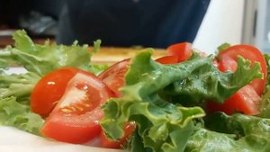 Свежий салат на оливковом масле