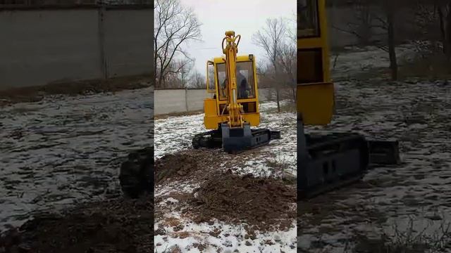 Мини экскаватор LandDigger  3000 копает промерзлый грунт.